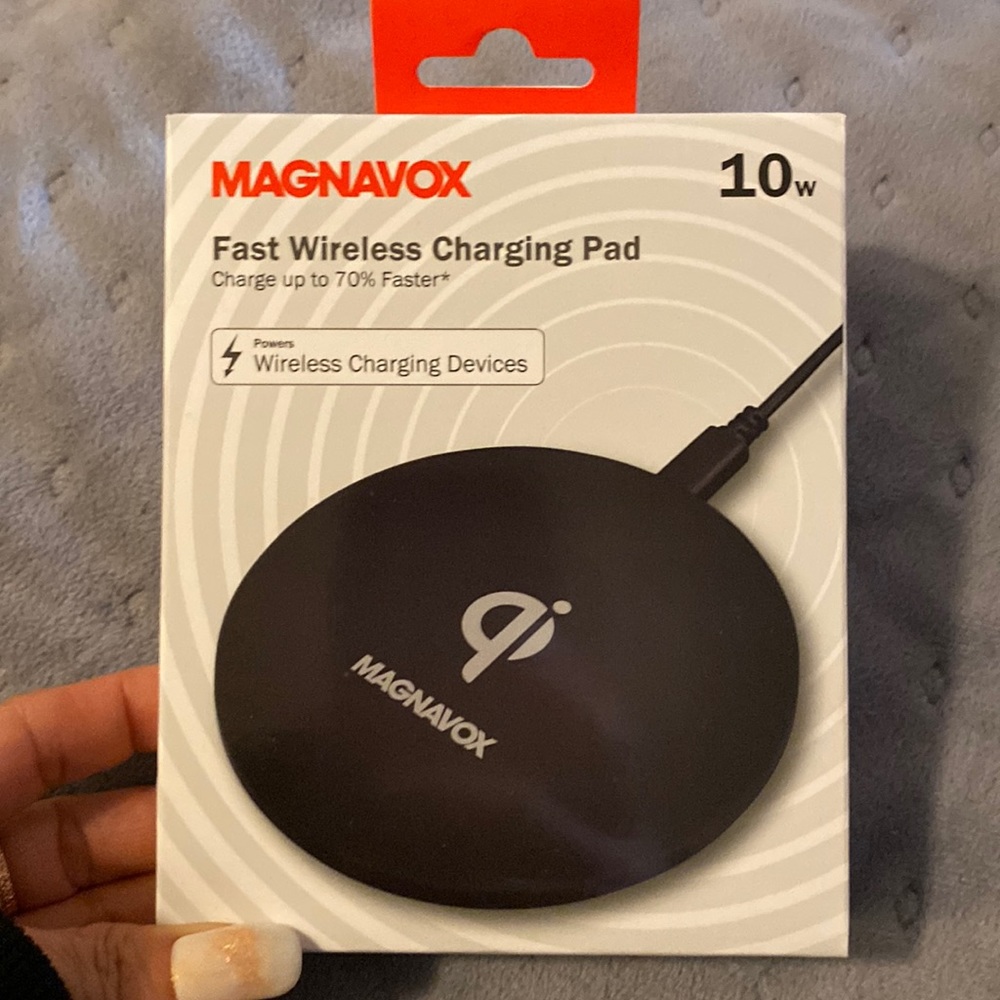 MAGNAVOX Fast Wireless Charging Pad 10W Charge up to 70%Faster black pad